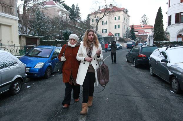 Zagreb: Mirjana i Bruna Sanader izašle van nakon što je policija obavilla pretres 