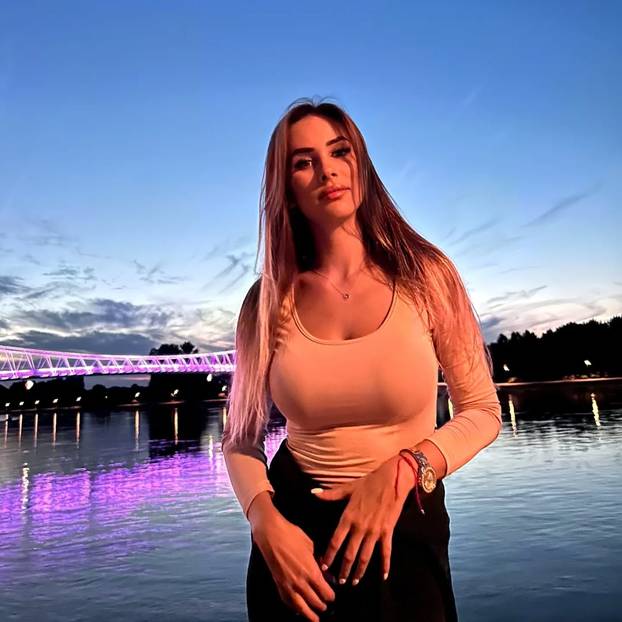FOTO Evo tko je ljepotica koja je čitala bodove iz Osijeka na Dori