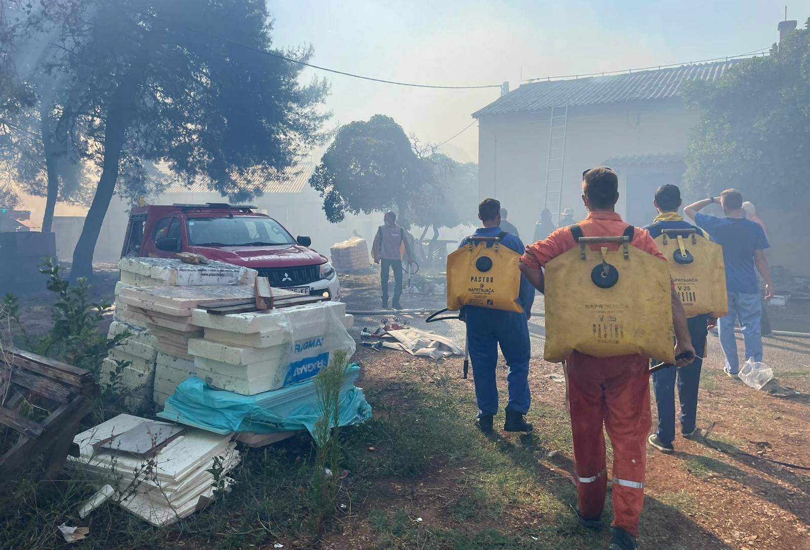 Buktinja u blizini bolnice na Ugljanu, evakuirali pacijente