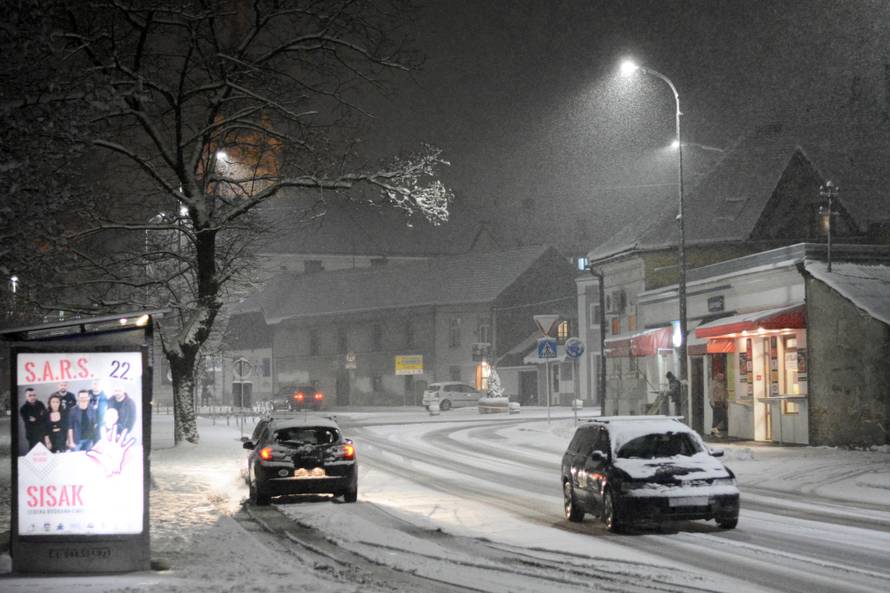 Sisak: PjeÅ¡aci i vozaÄi posebno su oprezni po prometnicama prekrivenim snijegom