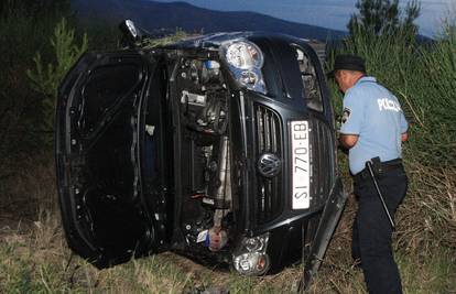 Polo izletio s ceste i prevrnuo se, vozača prevezli u bolnicu