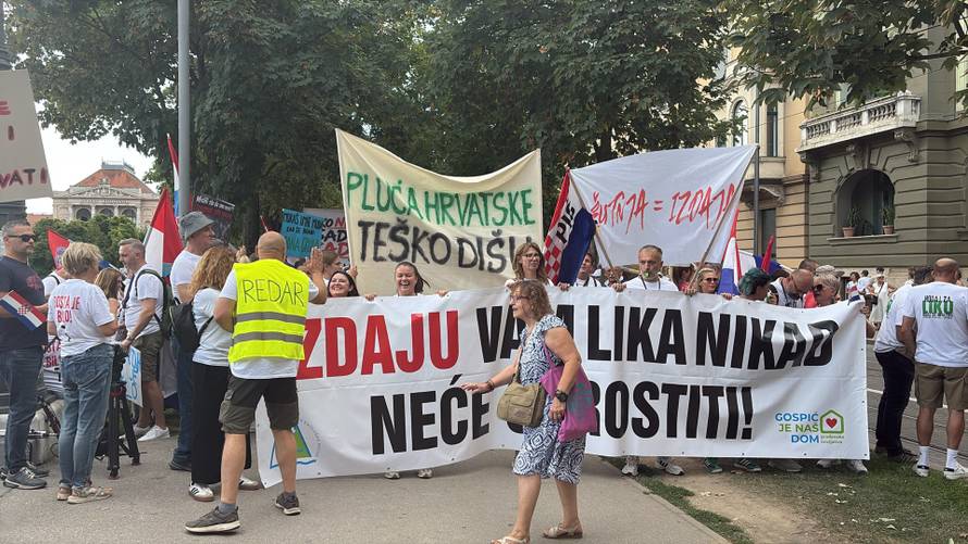 Ličani ispratili buseve koji voze u Zagreb na prosvjed bakljadom