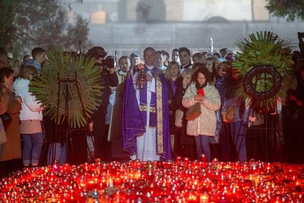 Središnje euharistijsko slavlje i molitva za pokojne na zagrebačkom gradskom groblju Mirogoj