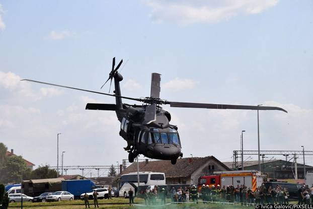 FOTO Pogledajte vježbe HV-a i policije u Okučanima: Borbe, eksplozija i skok padobranom!