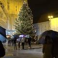 Kiša nije omela vjernike ispred  zagrebačke katedrale, u Splitu kasnili s početkom polnoćke