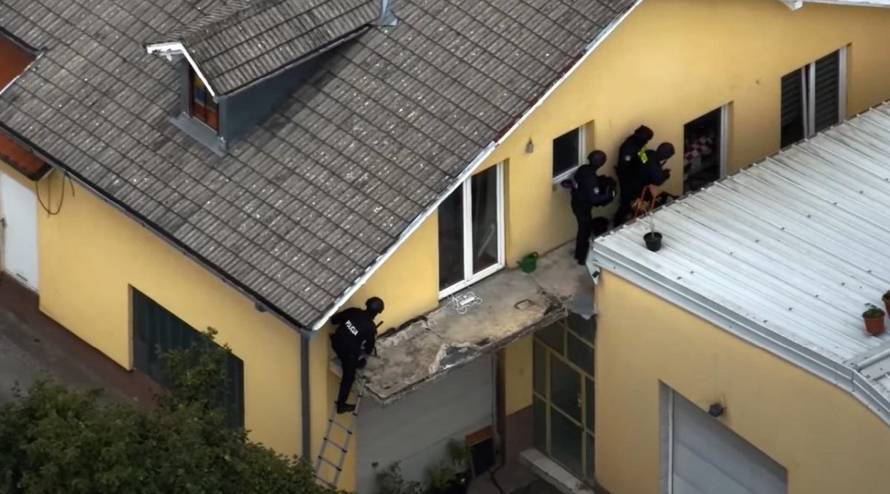 VIDEO Policija upala u kuću lopova u Varaždinu: Našli oružje i ukradeni Audi od 110.000 €