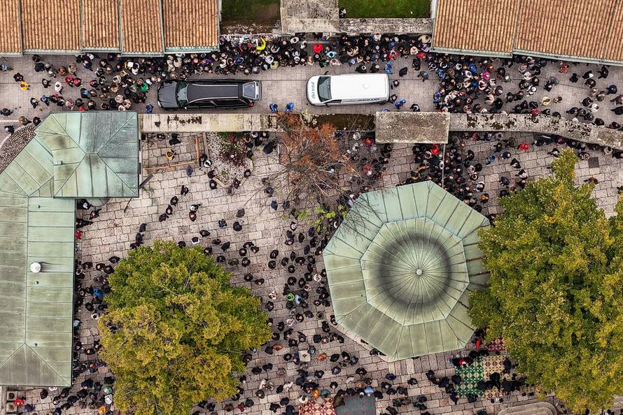 Sarajevo: Pogled iz zraka na dženazu za Halida Bešlića u Gazi Husrev-begovoj džamiji