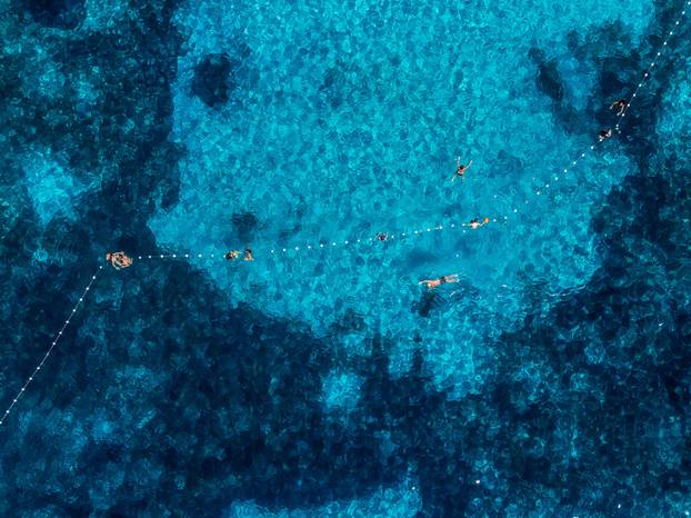 Spektakularan pogled iz zraka na uvalu i otočić Pokonji Dol kod Hvara