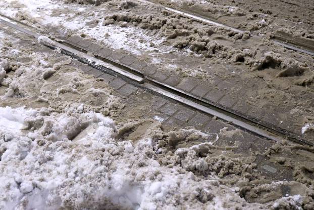 Zagreb: Pukla tračnica u Vlaškoj, promet nastavljen