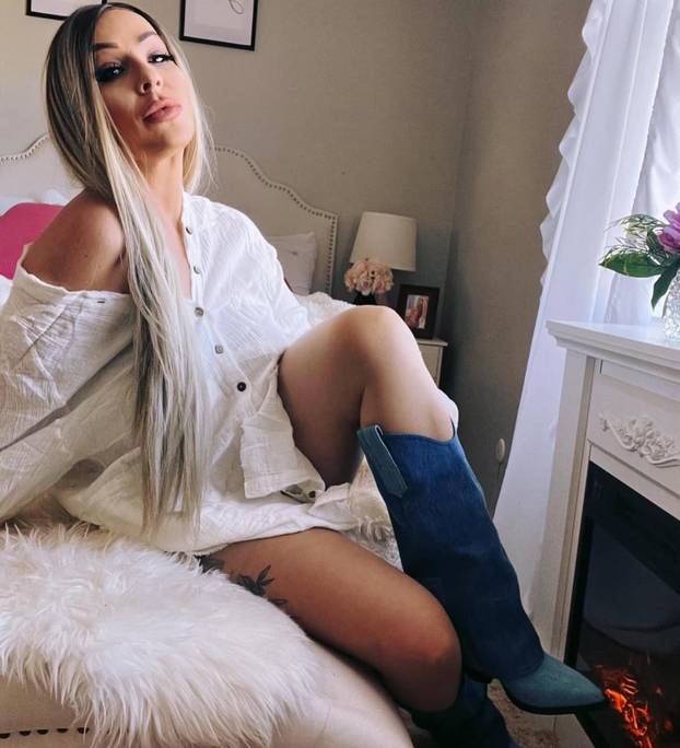 FOTO Učiteljica dobila otkaz jer 'pokazuje previše'. I dalje dijeli ocjene, ali za 'izvedbu'