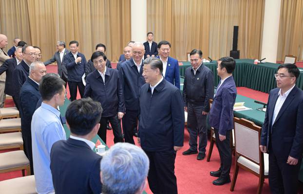 Xi Jinping komunicira s predstavnicima poduzeća i akademske zajednice koji sudjeluju na simpoziju u Jinanu, istočnokineskoj provinciji Shandong, 23. svibnja 2024. Xi je predsjedao simpozijom i održao važan govor 23. svibnja 2024.