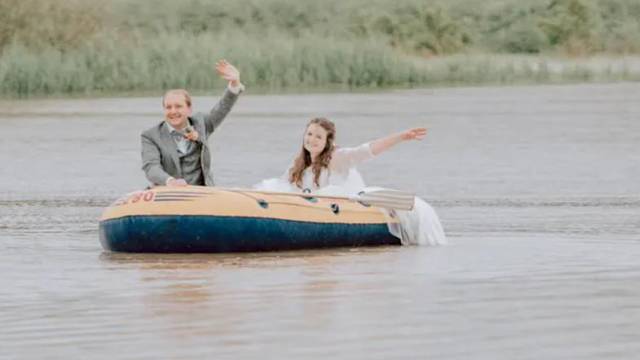 FOTO Vjenčali se usred poplava, po mladu došao čamcem: 'Neće nam kiša i vrijeme ovo uništiti'