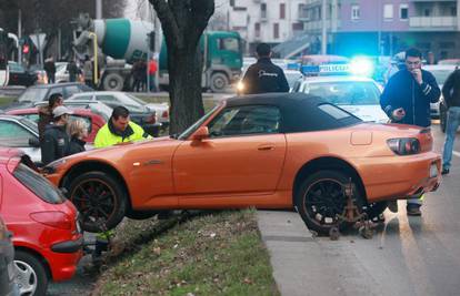Zaletio se u parkirani auto u Zagrebu, nitko nije ozlijeđen