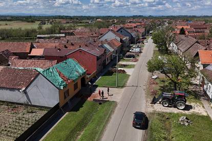 VIDEO Led im uništio kuće, aute i ubio rode: Stanovnici mjesta kraj Županje popravljaju štetu