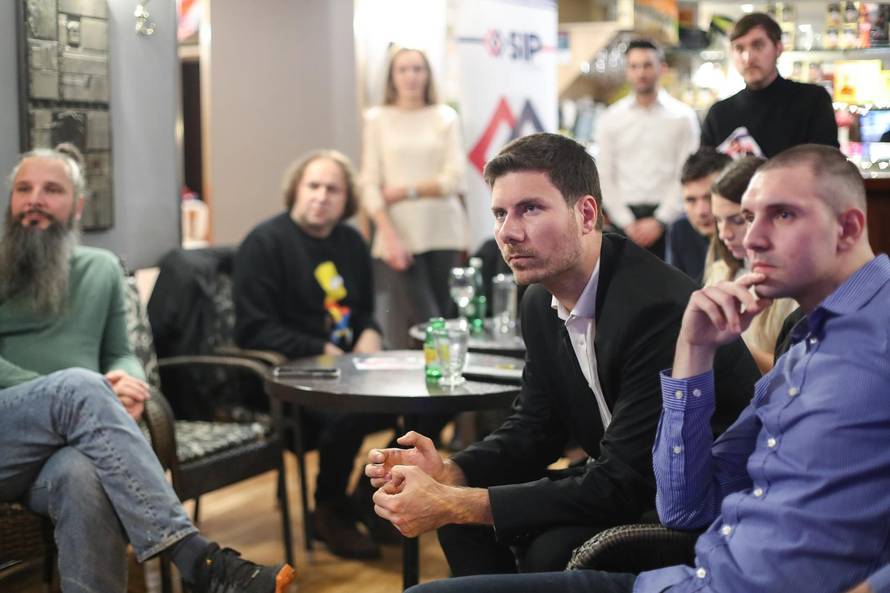 Zagreb: Izborni stožer Ivana Pernara