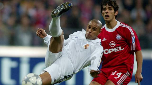 FILE PHOTO: Real Madrid defender Roberto Carlos is challenged by Bayern Munich striker Roque Santa Cruz during Real's 2-1 Champions League quarter-final first leg defeat at the Olympic Stadium, Munich.
