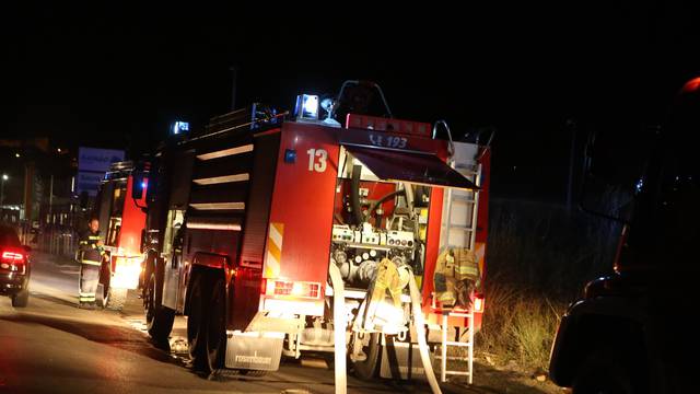 Split: Brzom intervencijom vatrogasaca spriječeno širenje požara na TTTS-u