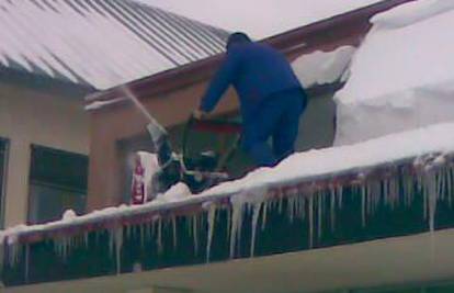 S krova HEP-ove zgrade u Skradu frezom čiste snijeg