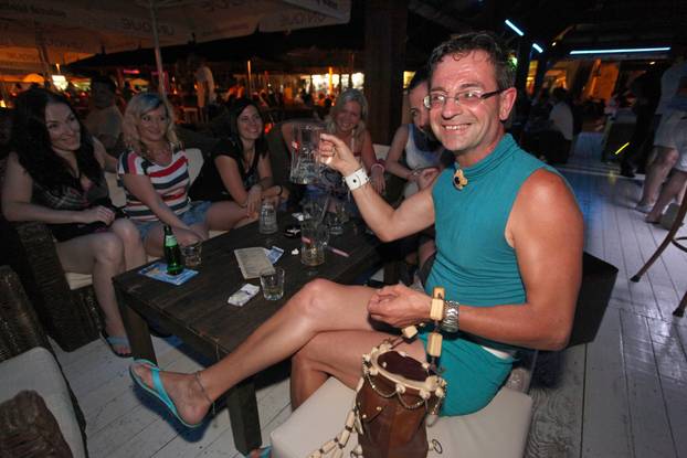 Pakoštane: Zadarski modni ma?ak Jadranko vodi buran no?ni život