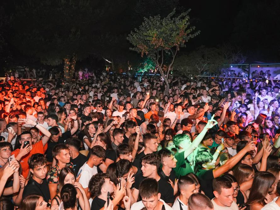 Mladi iz Dalmacije navalili su u Vodice na veliki koncert Devita: 'Osjetim da će nešto postati hit'