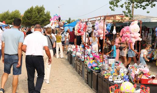 FOTO Evo što se prodaje za Veliku Gospu u Vrpolju: Plišanci, odjeća, daske za rezanje...
