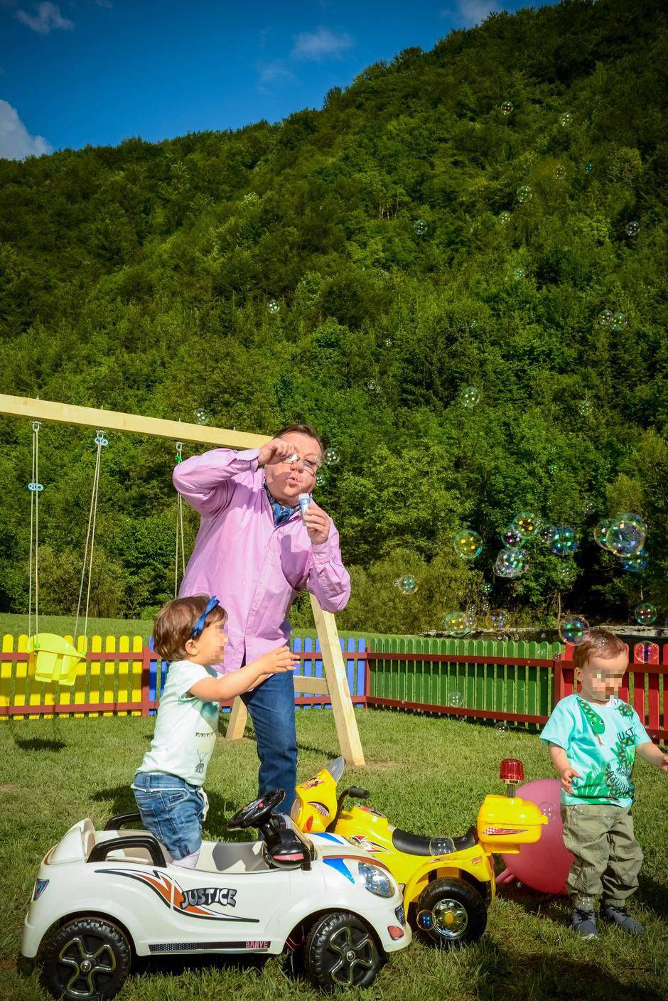 Odlazi iz BiH: Halid Bešlić seli u Njemačku zbog svojih unuka