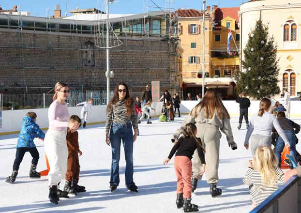 Šibenik: Klizalište na Adventuri puno kliza?a