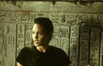 Angelina doma ima pištolje iz filma "Tomb Raider"