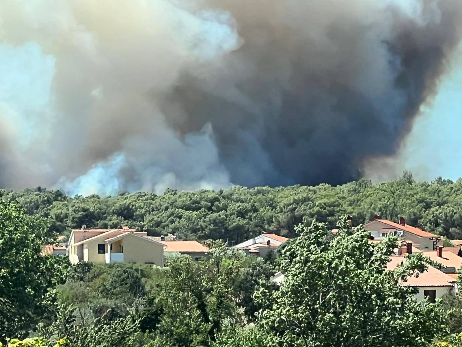 VIDEO Požar u Puli je pod nadzorom: Izgorjelo 40 hektara, uspjeli obraniti kuće