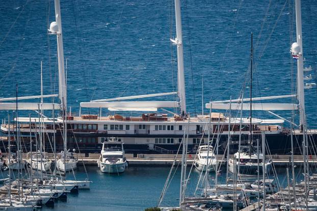 U Marini Kaštela već danima su privezane luksuzne jahte Jeffa Bezosa