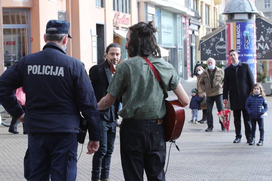 Policija prekinula svirku