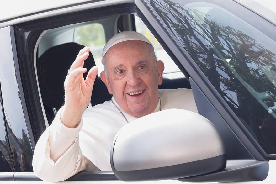 Papa izašao iz bolnice u Rimu, grlio ljude: 'Još sam živ'