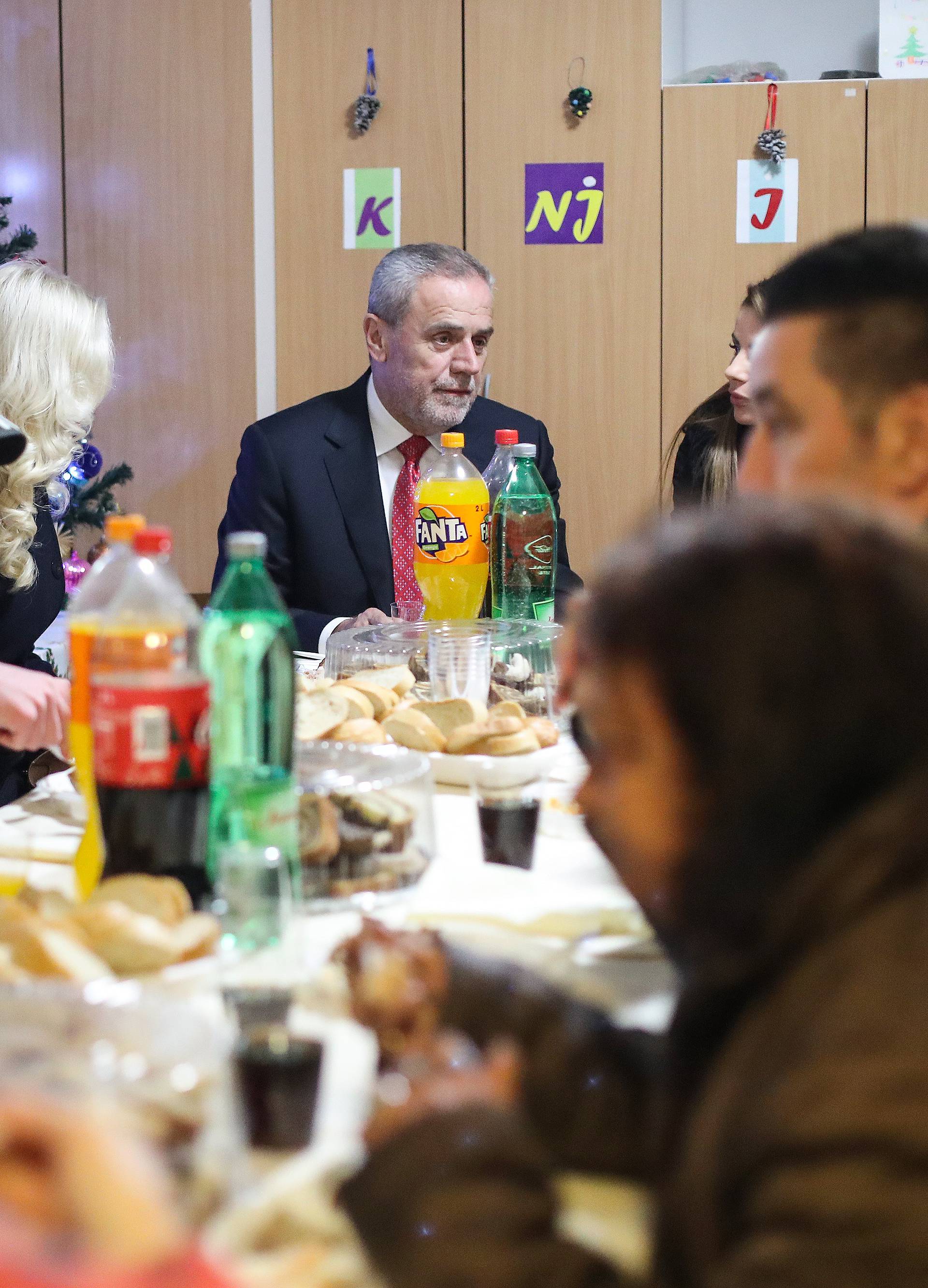 Bandić je za Novu obišao hitne službe, Kolinda u pučkoj kuhinji