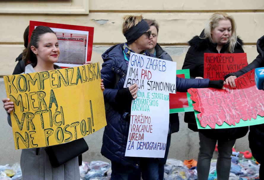 Akcija "Zagrebu nedostaju vrtići" Hrvatske udruge roditelja odgojitelja ispred Gradske skupštine