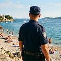 Policajci reanimirali &zcaron;enu (37) na pla&zcaron;i. Uspjeli su je spasiti