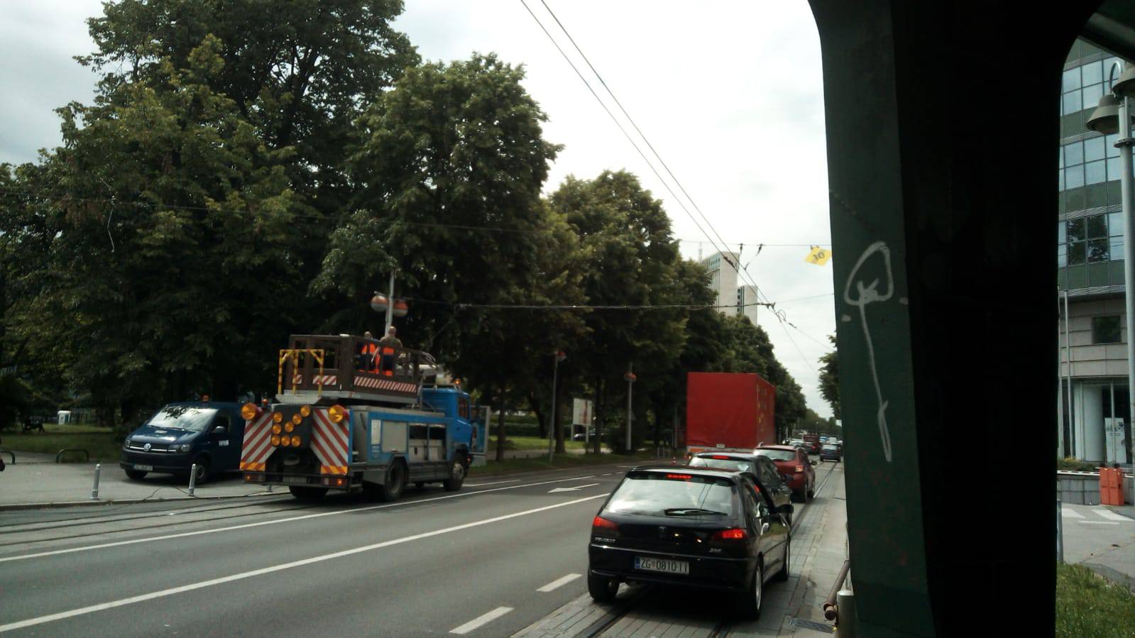 Stali tramvaji u Savskoj cesti: Kamion potrgao naponske žice