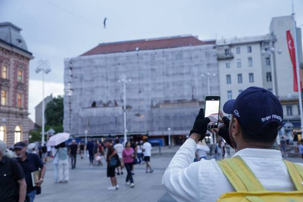 Zagreb: Pripreme za sutrašnji hod po žici održane unatoč kiši