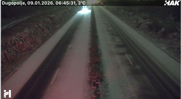 FOTO Snijeg, led i debeli minusi: Pogledajte stanje na cestama, u Lici i Dalmaciji pada snijeg