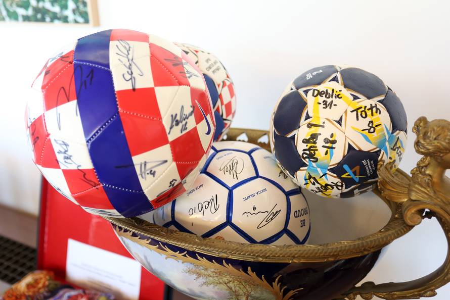 Kolindine zlatne krune: Dobila je i Putinove raskošne rupce...