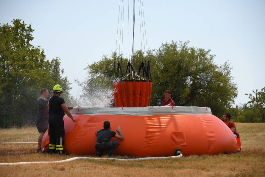 U slovenskom selu Lipa  u tijeku je  akcija gašenja požara