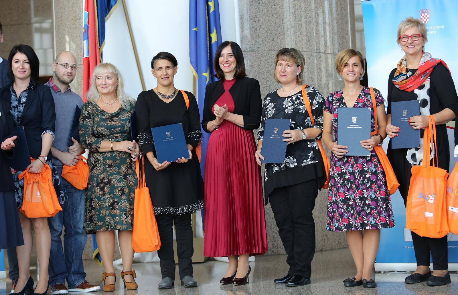 Zagreb: BlaÅ¾enka Divjak uruÄila nagrade najboljim odgojno-obrazovnim djelatnicima