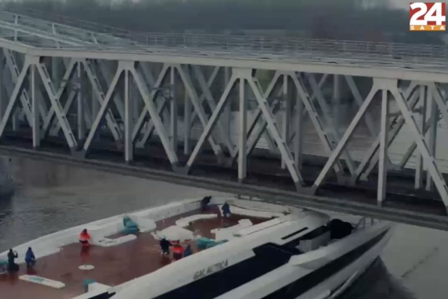 Nevjerojatni prizori superjahte koja prolazi ispod mosta sa svega 12 centimetara razmaka