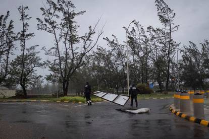 FOTO Uragan Beryl pogodio i Jamajku, oštećene brojne kuće. Broj poginulih skočio na osam