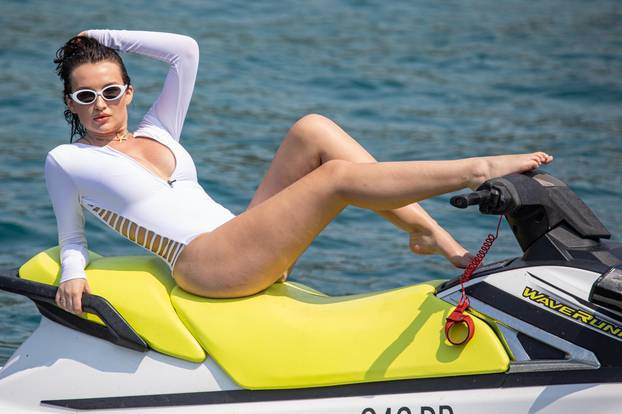 Američki model Trista Mikail zabavlja se na dubrovačkoj plaži Copacabana