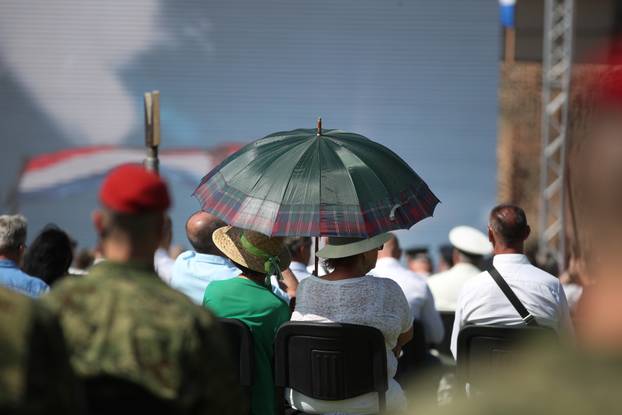 Nikad manje ljudi u Kninu: Branitelji na suncu, iza ograde