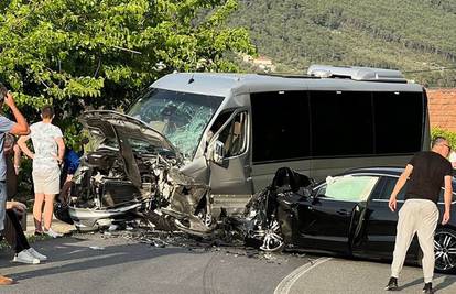 Teška nesreća kod Stona: U sudaru automobila i minibusa ozlijeđeno je nekoliko ljudi