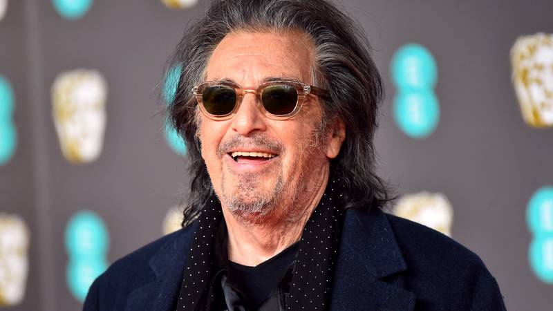 Vječni neženja zbog legendarnih uloga ušao je u povijest filma, a danas ljubi 54 godina mlađu