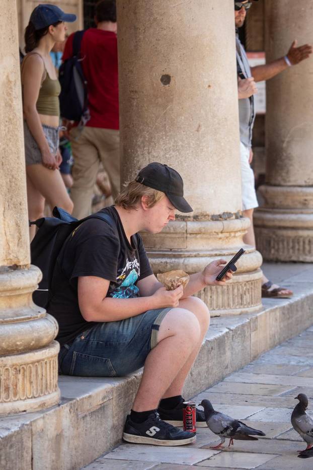 Dubrovnik: Turističke gužve u gradu i spas od vrućine u moru
