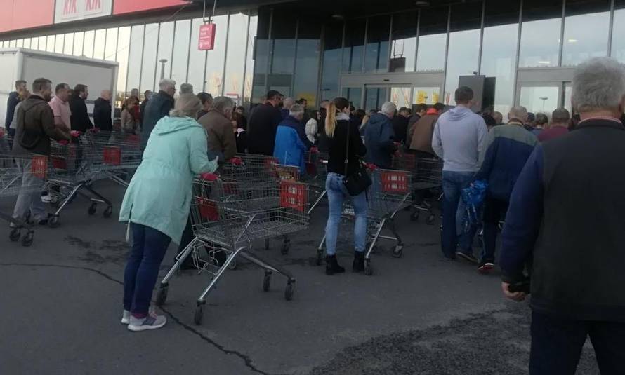 'Premijeru, pije li vaše dijete flaširanu vodu? Učinite nešto!'