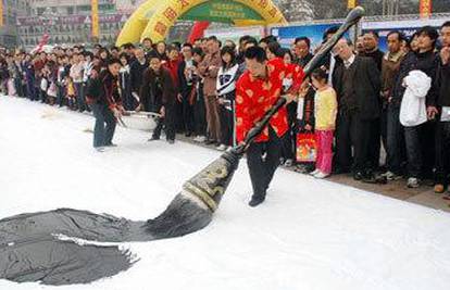 Kina: Izradio je najveći kist na svijetu i naslikao zmaja